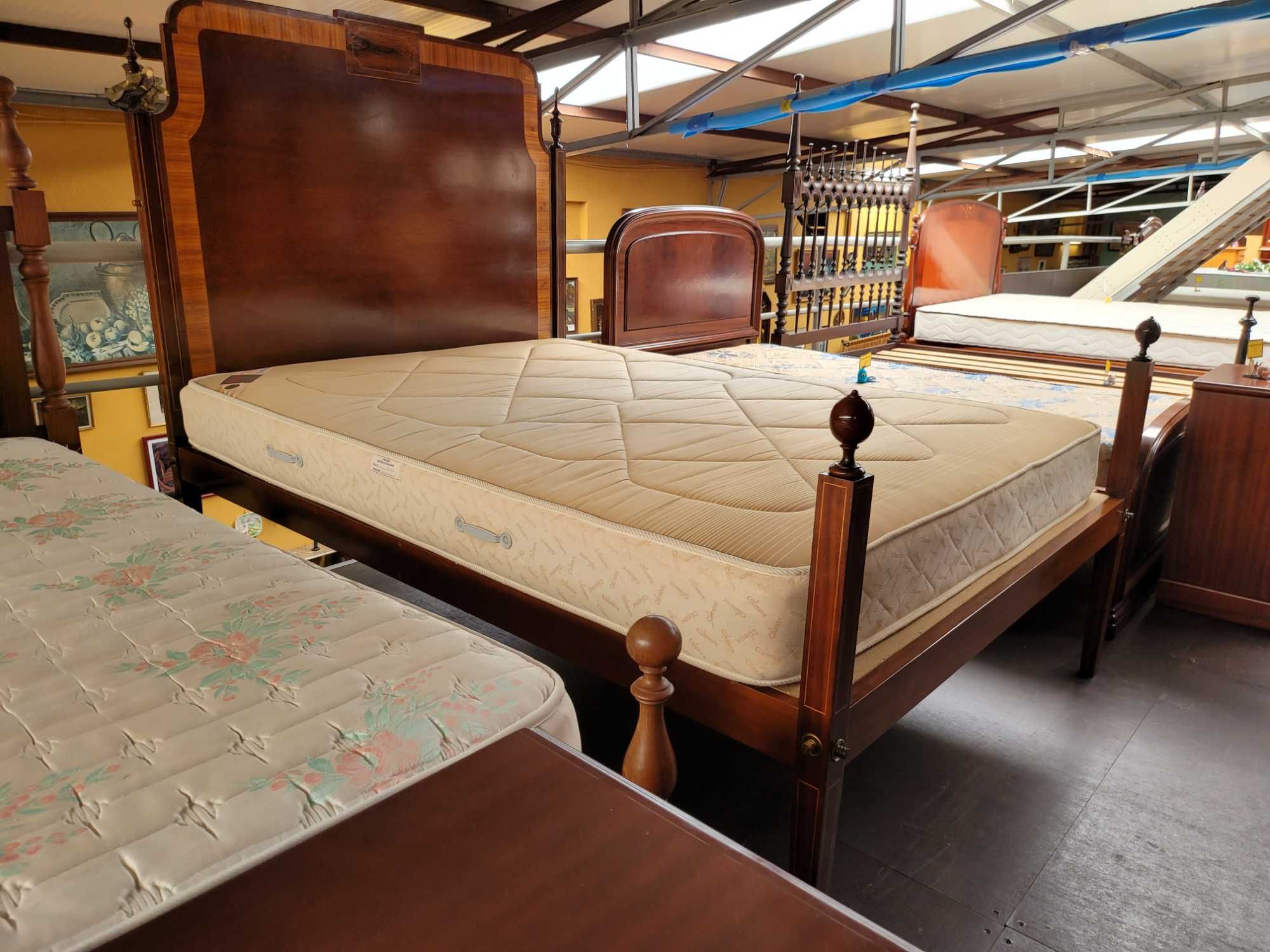 Belíssima cama antiga com estrado e colchão - óptimo estado