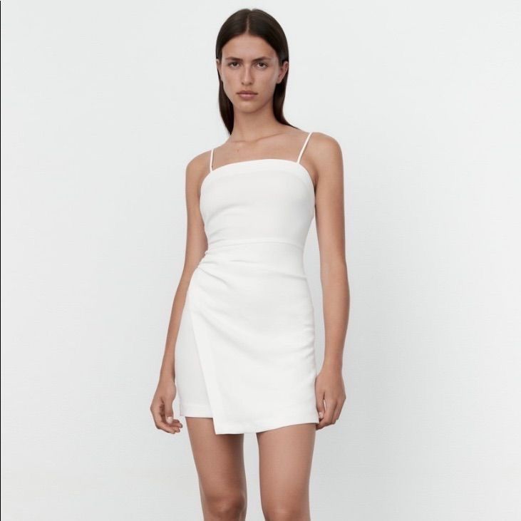 Biała sukienka z zakładką