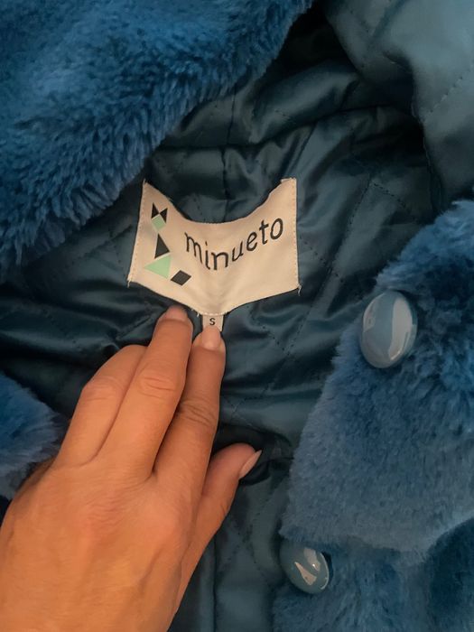 Casaco azul pêlo sintético, todo forrado, com capuz e com bolsos.