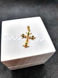 Złota 18-karatowa Zawieszka Krzyżyk zdobiona  Cyrkoniami