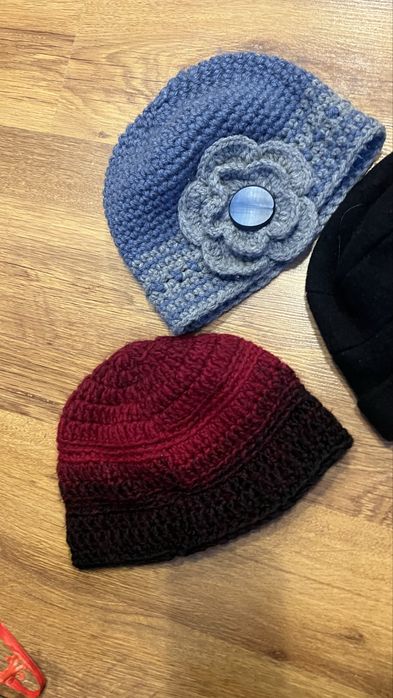 3 czapki damskie retro szydelko 2 szt i filc 1 szt