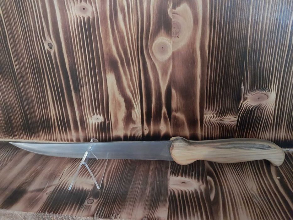 stary nóż z drewnianą rękojeścią