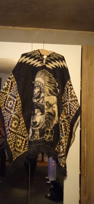 Ponczo z alpaki z kapturkiem szyte w Peru