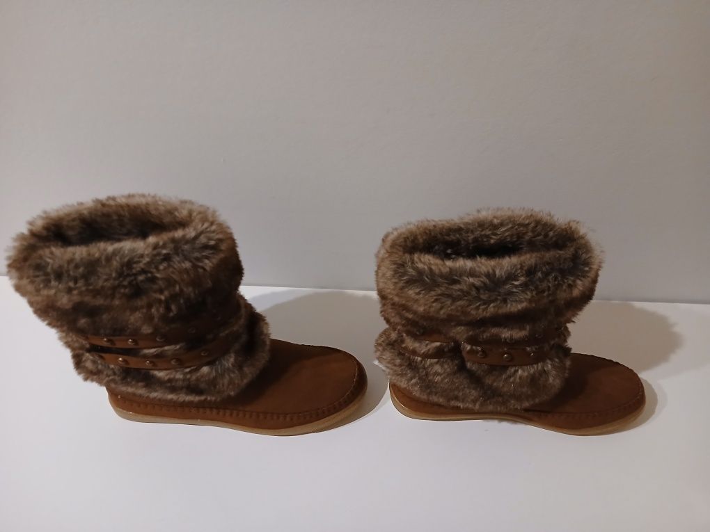 Botas castanhas com pêlo