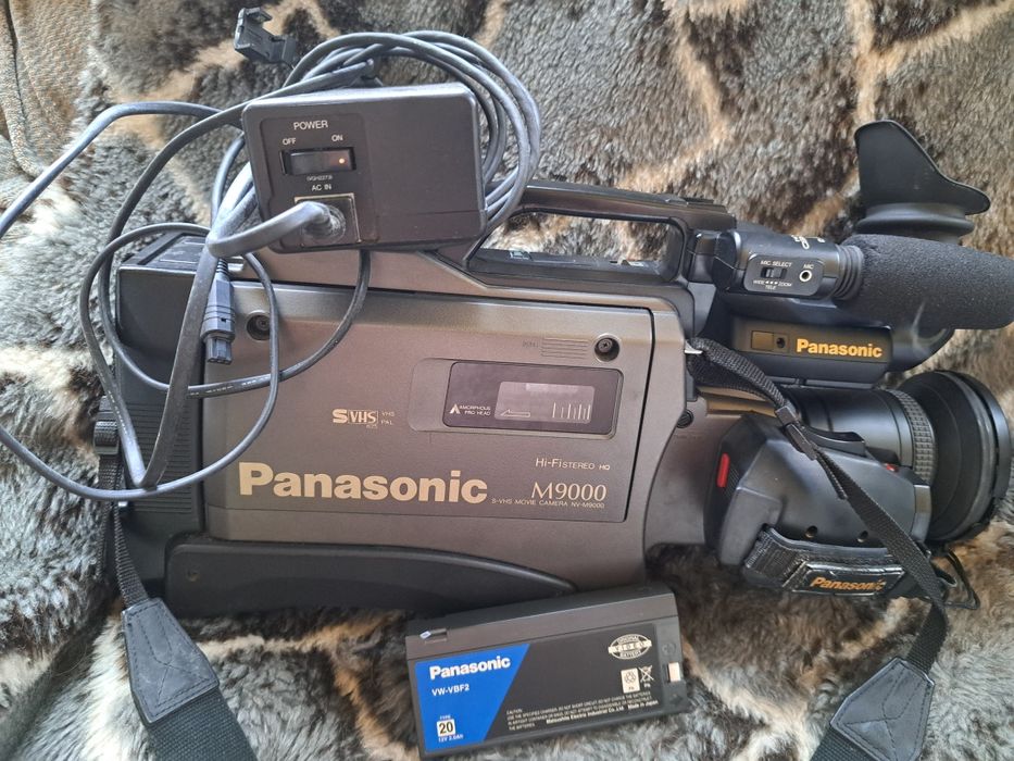 Продам  касетну відеокамеру Panasonic  M 9000