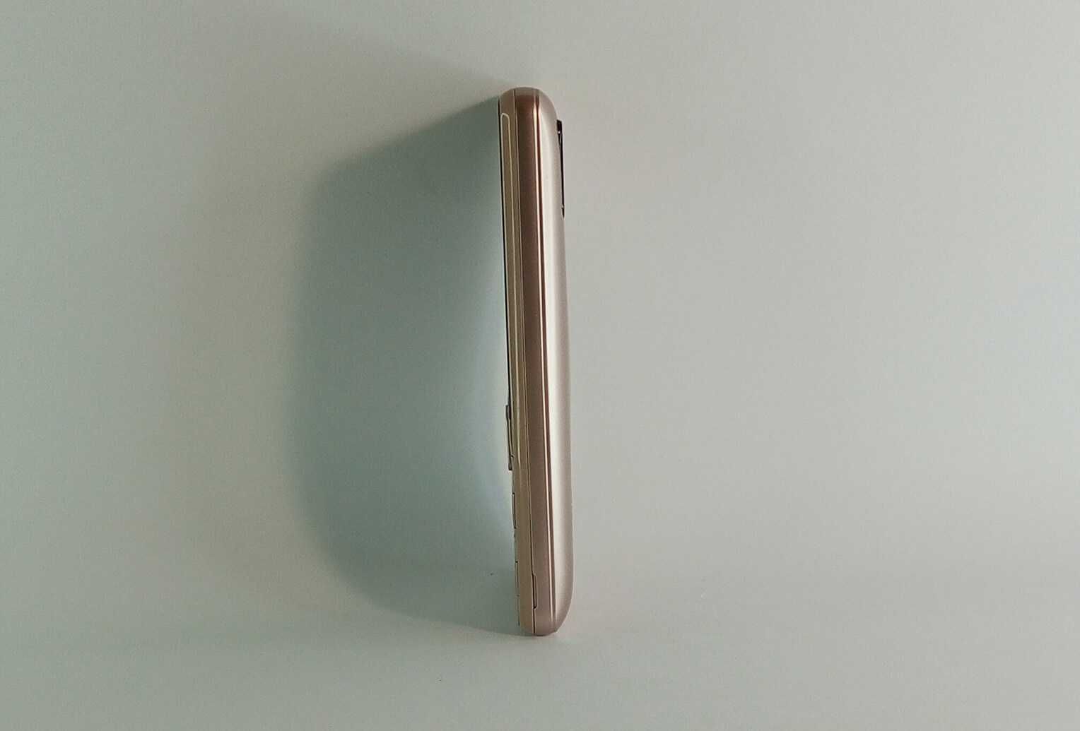 Телефон кнопочний tecno новий на 3 сім карти