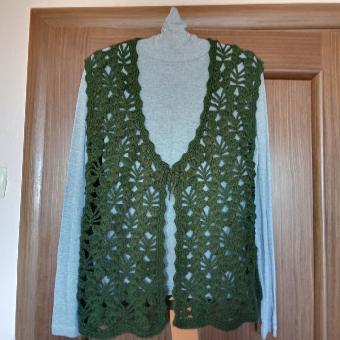 Вязаный крючком кружевной жилет.
