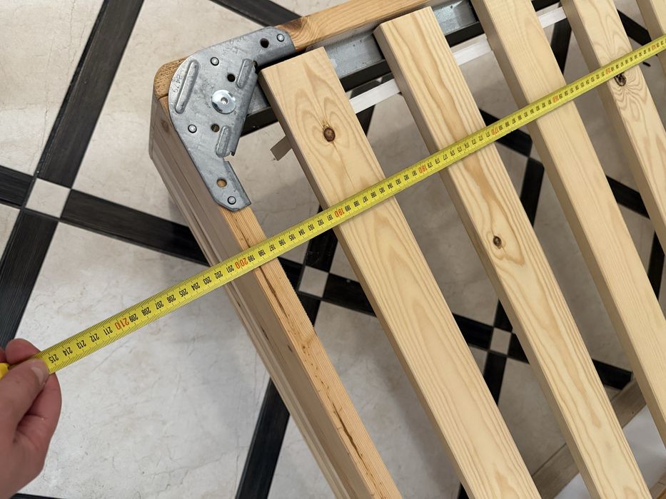 Деревʼяне ліжко з матрацом / ламель диван