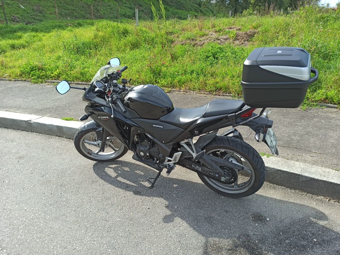 Honda.   CBR  250