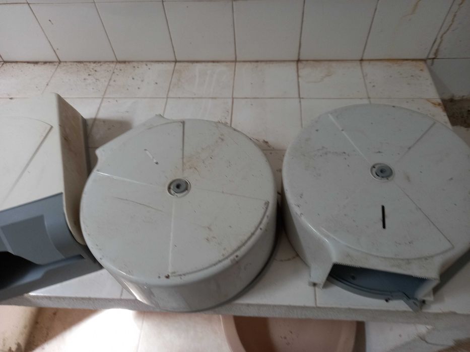 Vendo artigos antigos wc Bide Lavatorio e dispensadores de papel