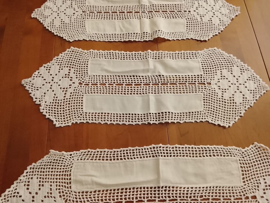 Conjunto de três naperons em crochê e linho feitos á mão