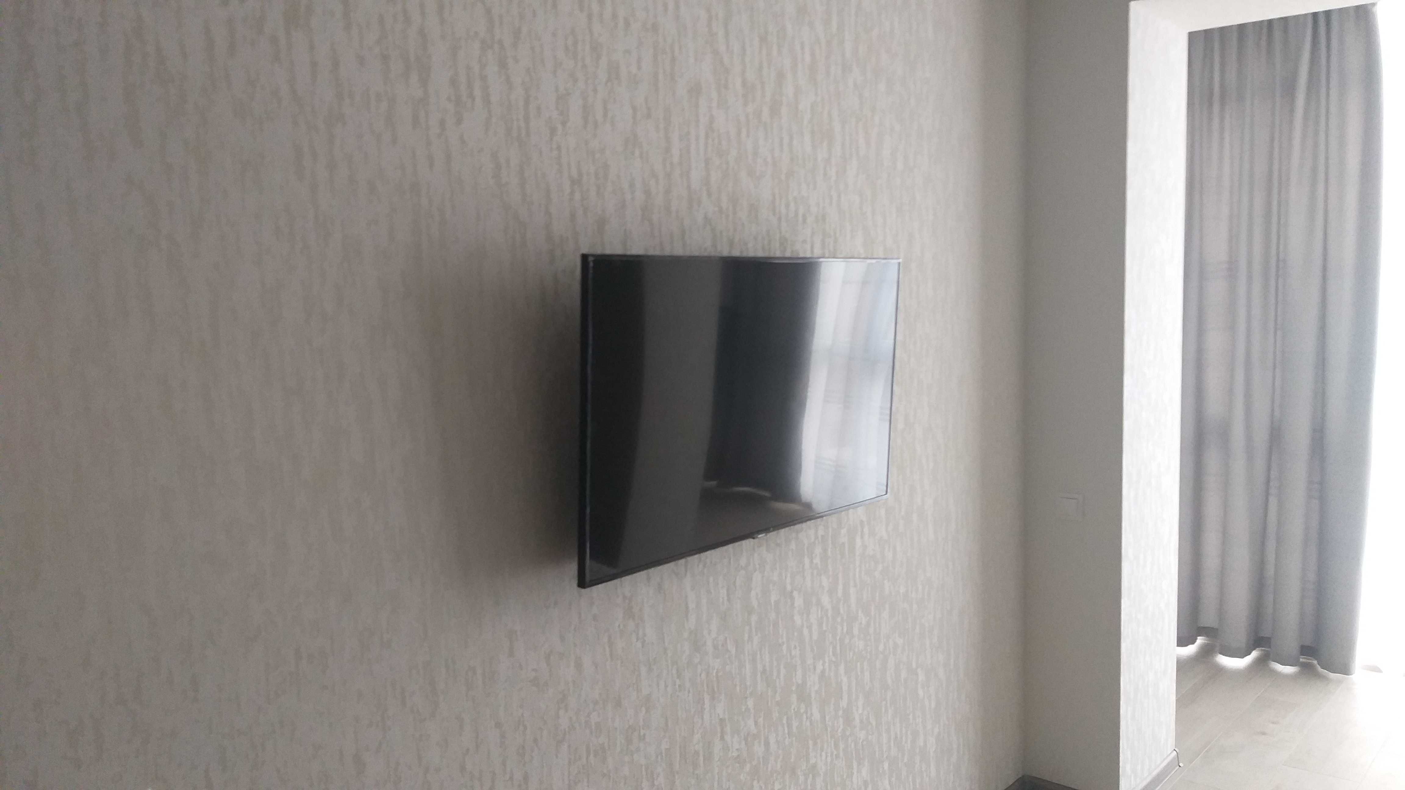 Установка TV кронштейна любой сложности на стену.