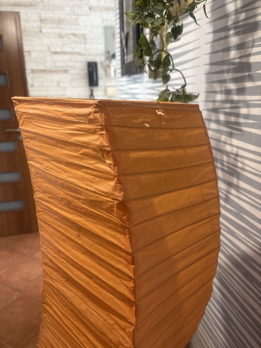 Lampa stojaca papierowa