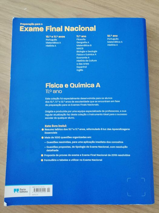 Livro preparação exame de Física e química 11 ano.