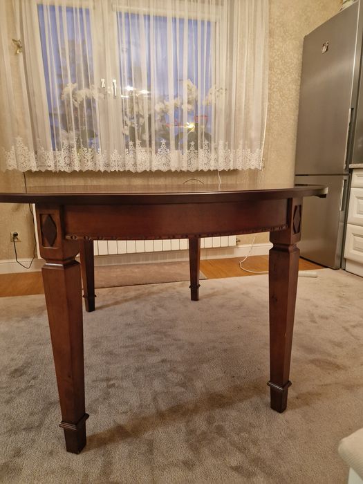 Stół drewniany rozkładany.