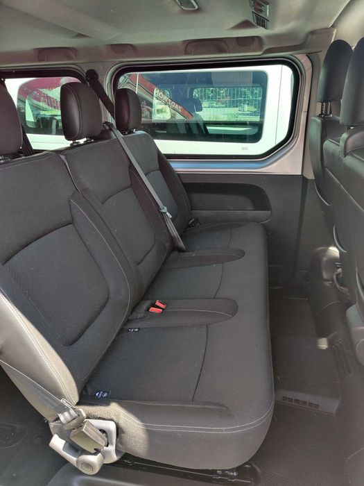 Tani wynajem busa 9 osobowego Renault Trafic ExtraLong