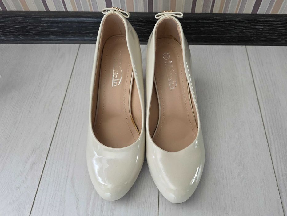 Бежеві туфлі на каблуку