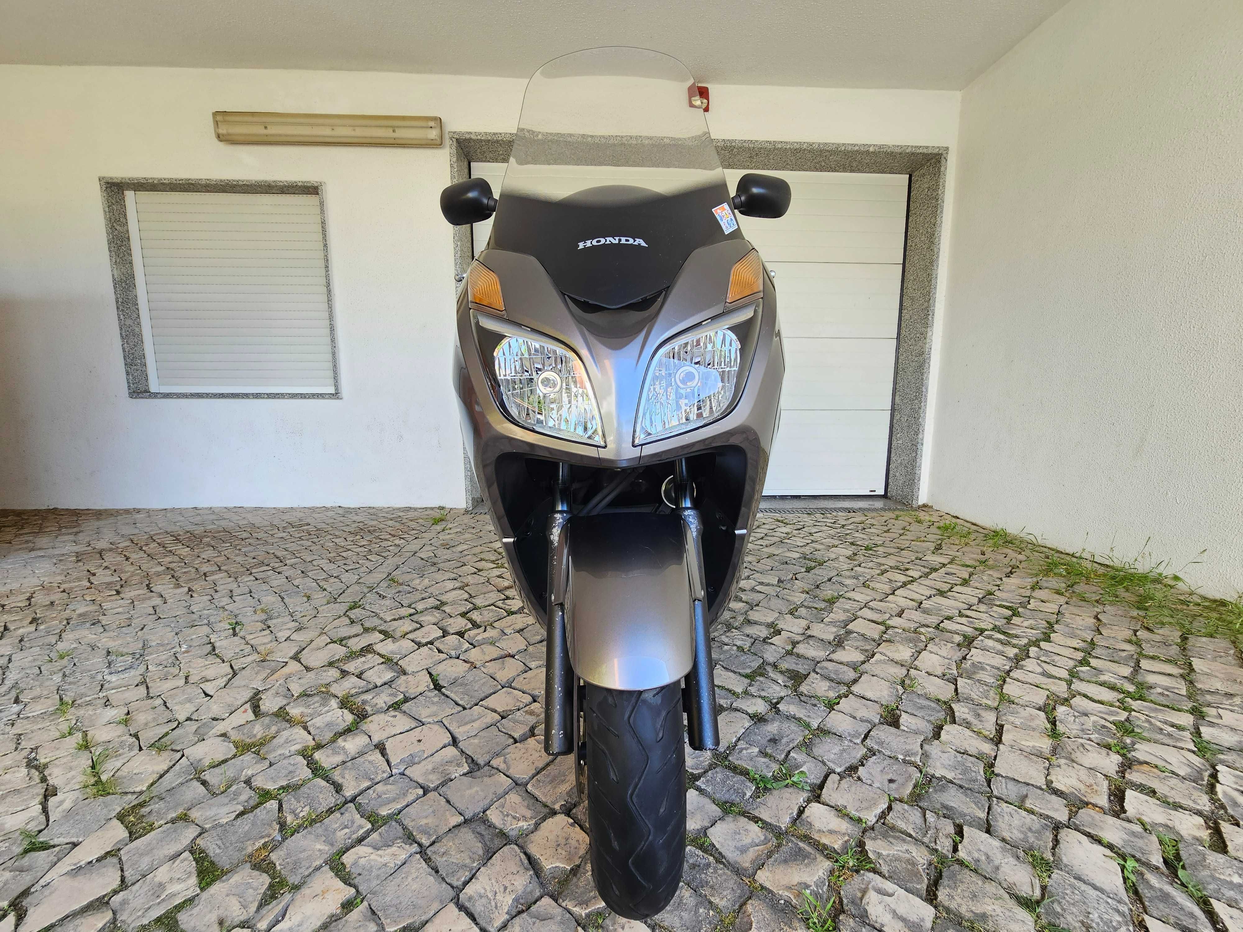 Honda Forza 300 com livro de revisões, de garagem