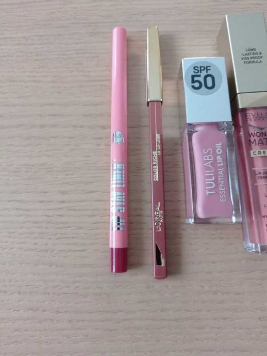 Pomadki konturówki błyszczyk