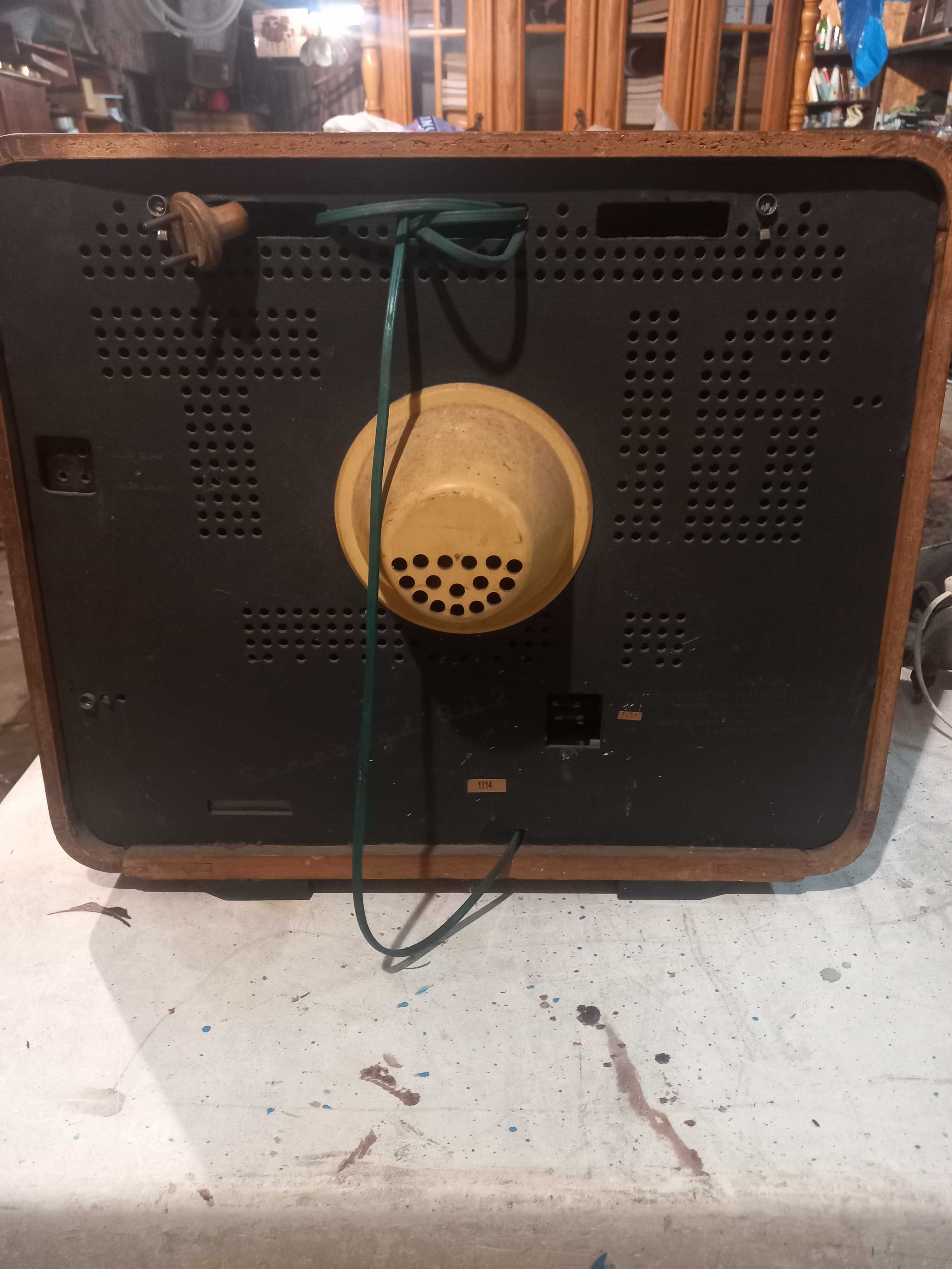 Stary telewizor Szmaragd