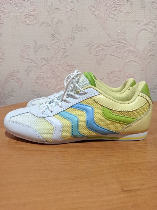 Кросівки дівочі, жіночі