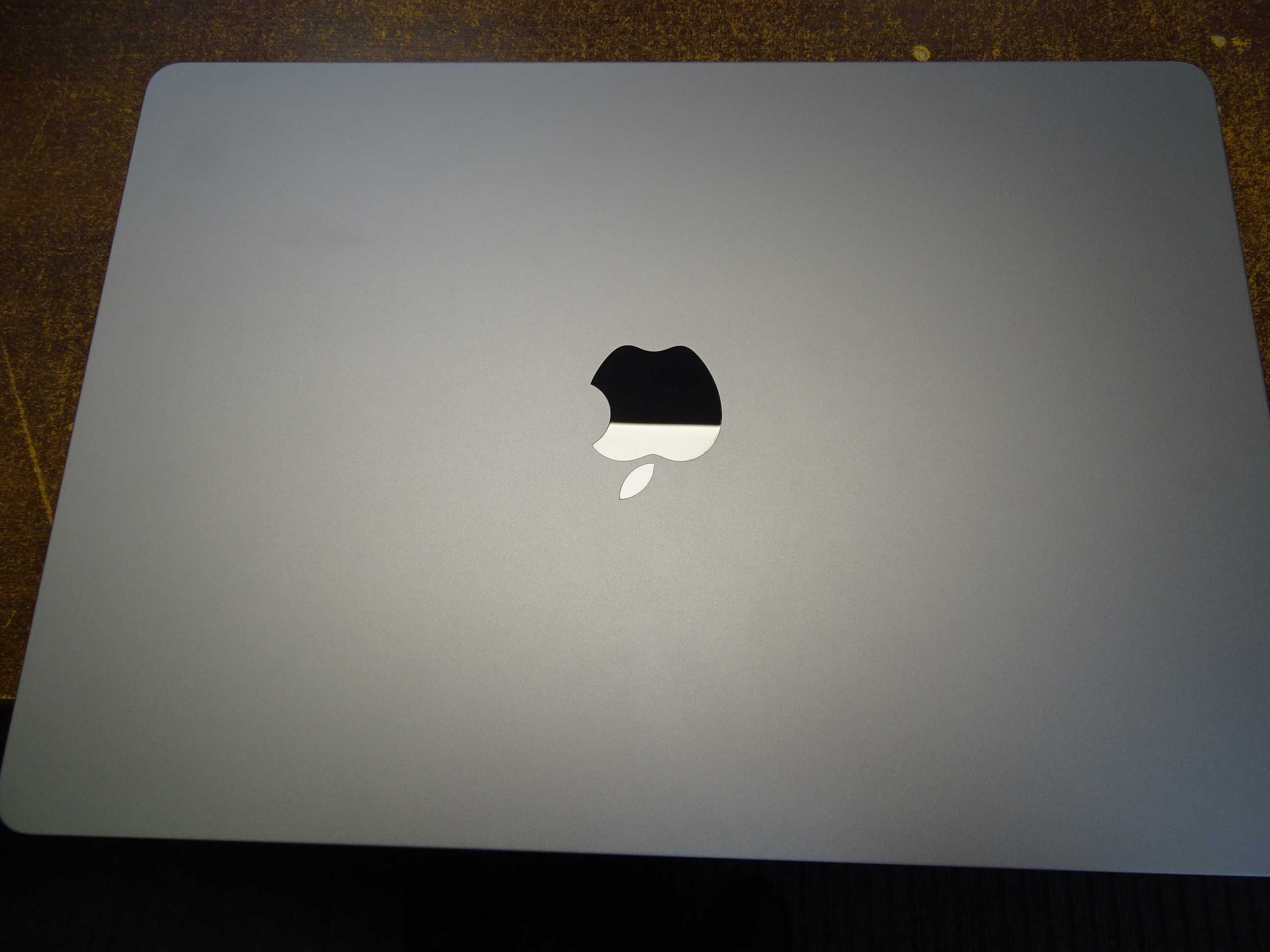 777/ Jak nowy Macbook Air 15" M3 2024 / 8gb+256gb/ bat: 12 cykli