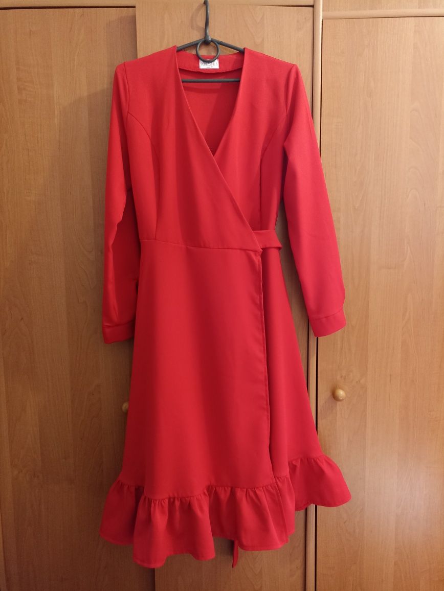 Продам елегантну червону сукню