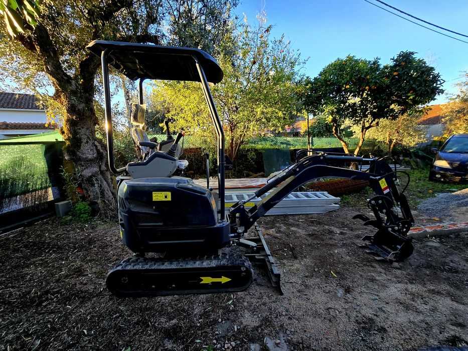 Mini Giratória 1500Kg Seminova Com Cerca de 2.6 horas Diesel