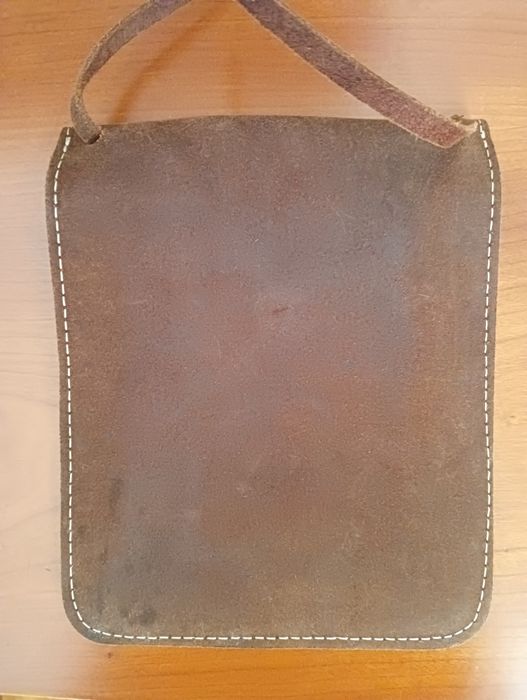 Bolsinha pele 
Muito estreita
Muito pouco usada