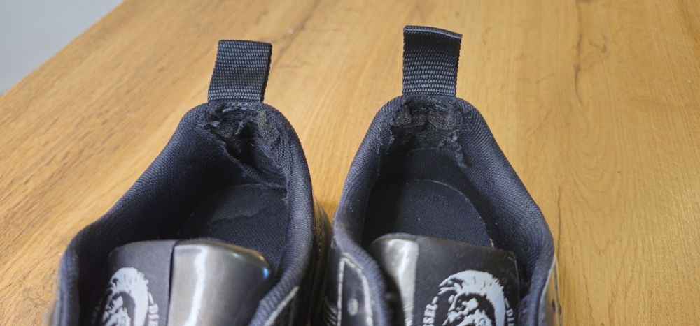 Продам пару жіночих кросівок Diesel