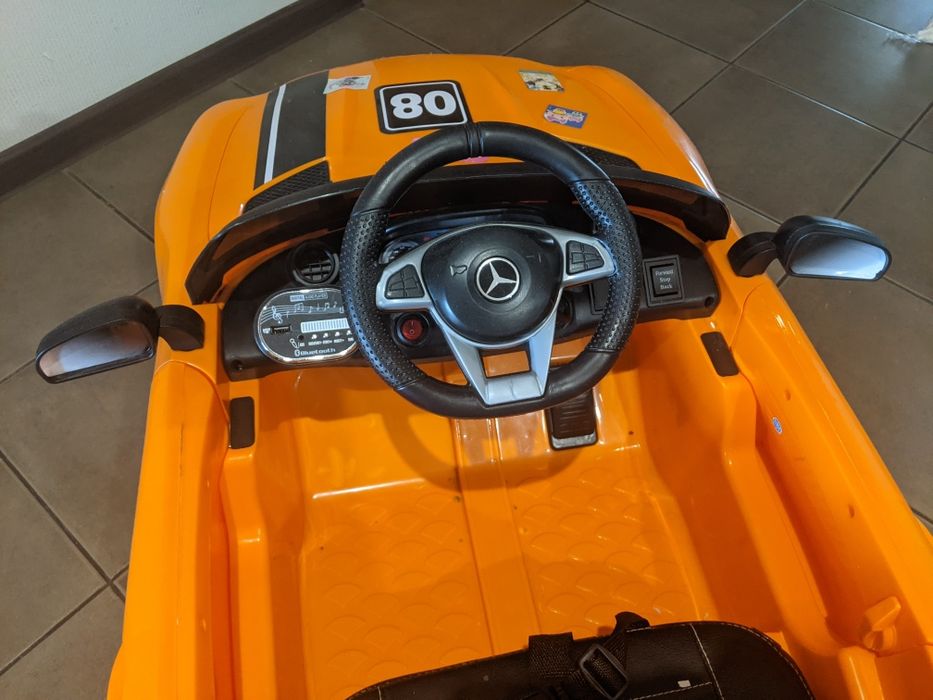 Дитячий електромобіль