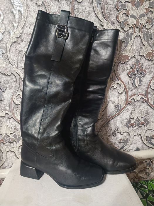 Продам чоботи жіночі, на низькому каблуцв