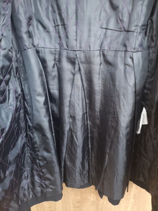 Czarny płaszcz jesienny, 50% wełny, Amisu