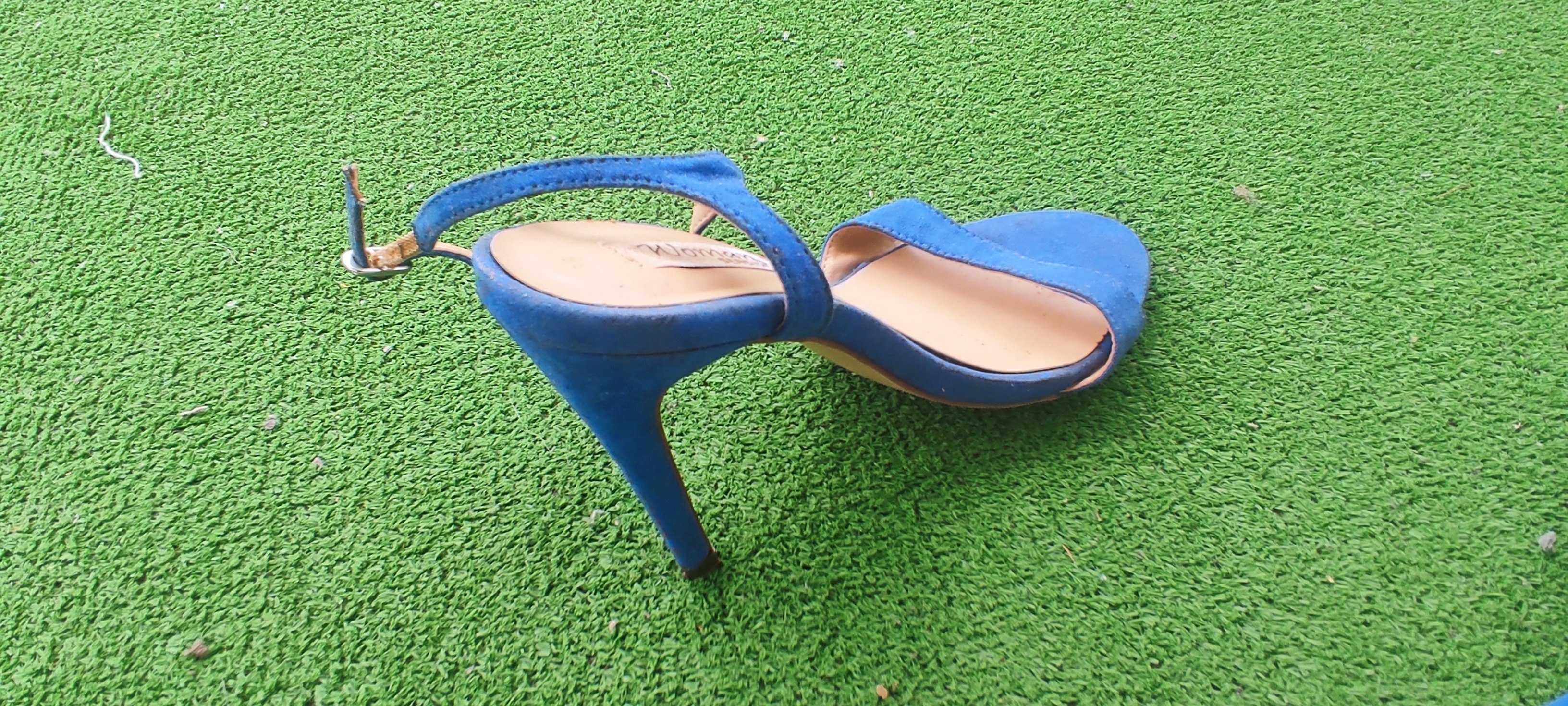 Sandálias azuis como novas