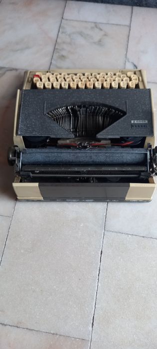 Maquina de escrever muito antiga
