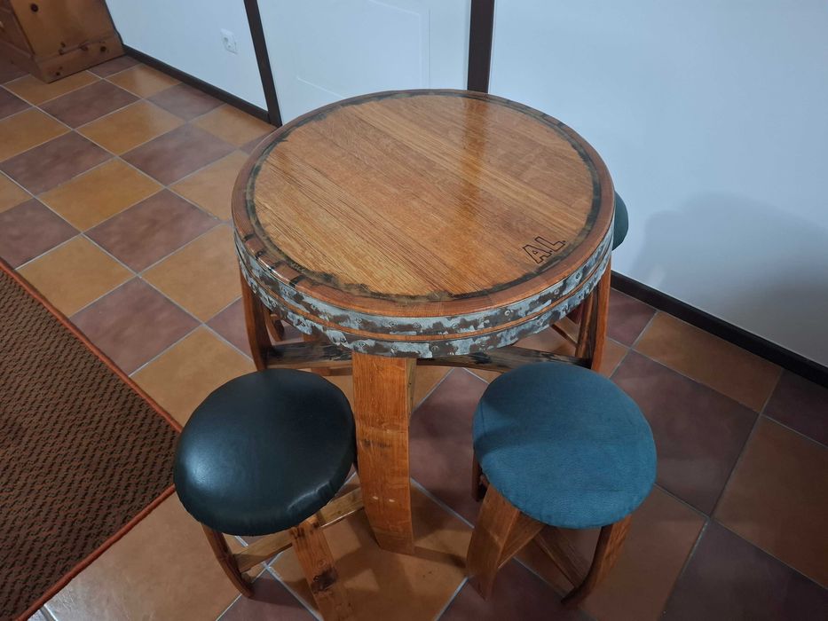 Mesa de Barril de Vinho com Bancos