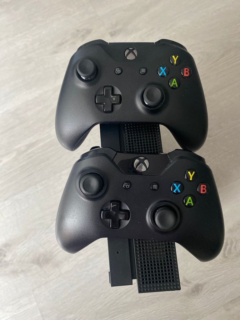 Xbox One X 1tb w zestawie dwa pady i dwie gry