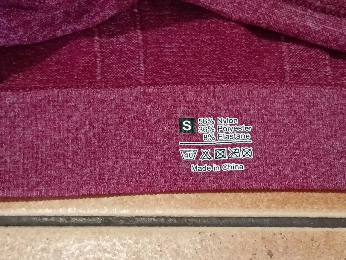 Top do ćwiczeń rozmiar S, posiada usztywniane miseczki na biust.