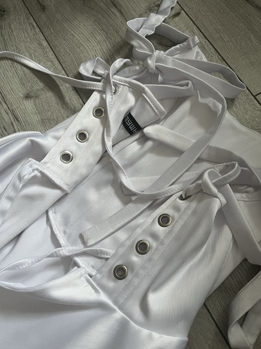 Атласна корсетна сукня з пишною подвійною спідницею