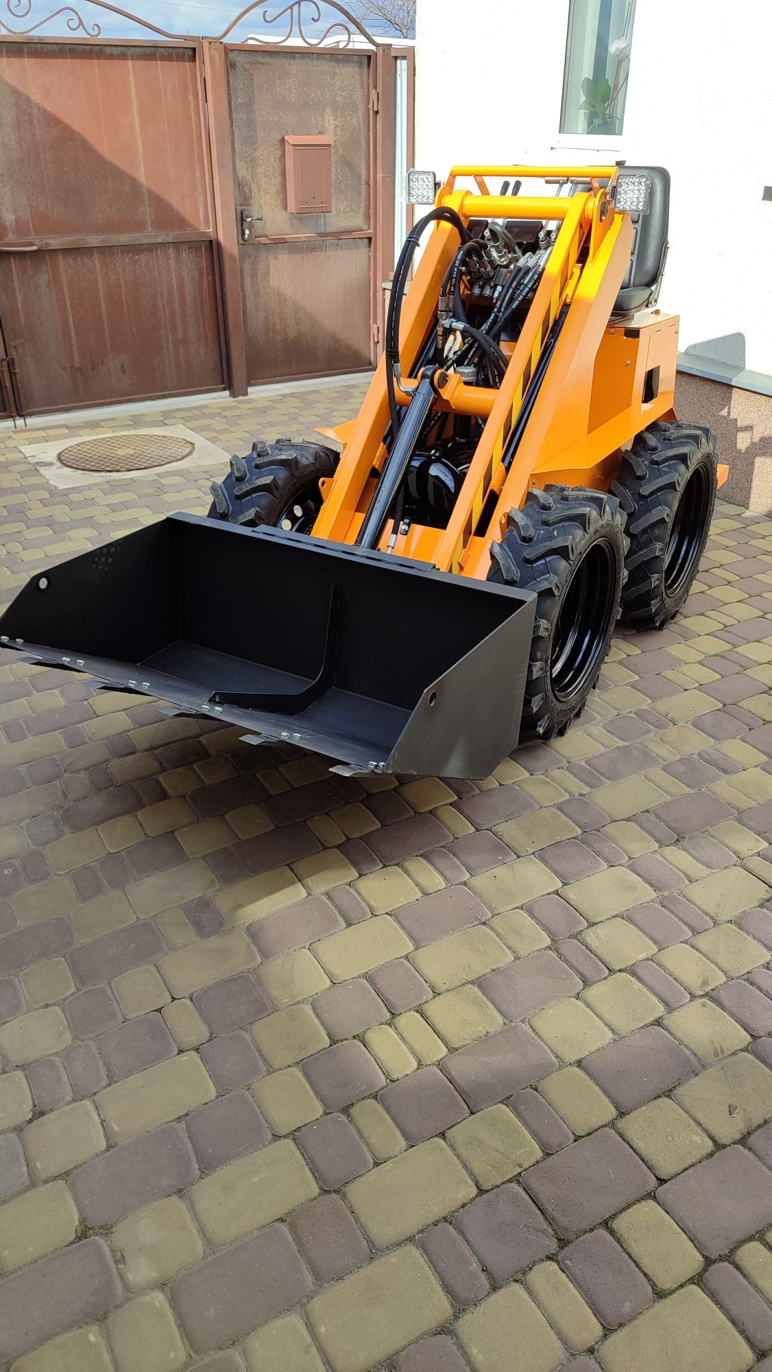 мінінавантажувач Toytraktor