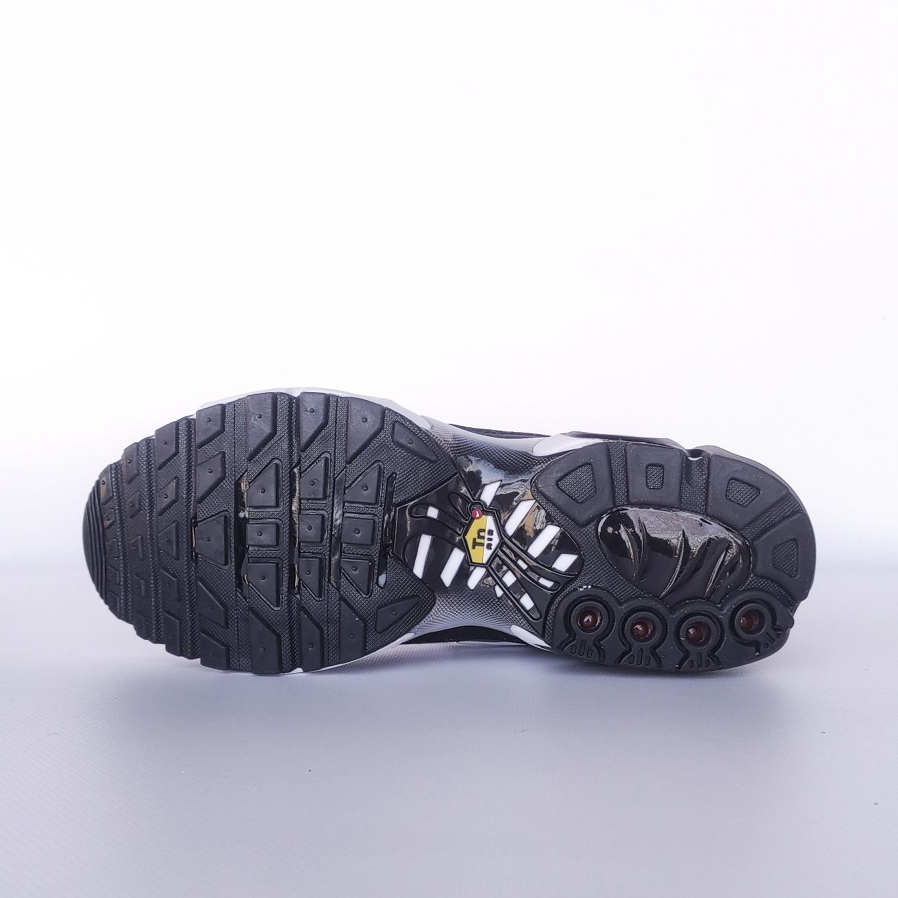 Nike Air Max TN Plus Black Whitе
Виробник: В'єтнам
разміри: 40 - 46
ма