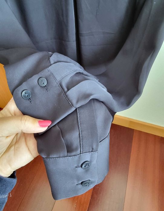 Camisa azul escura fluida H&M, tamanho 34