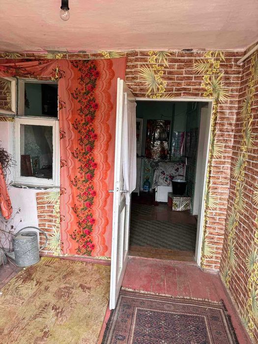 Частина будинку з ділянкою