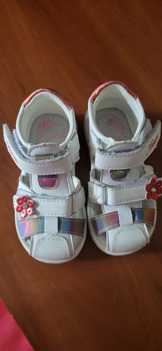 Детские сандали на девочку.