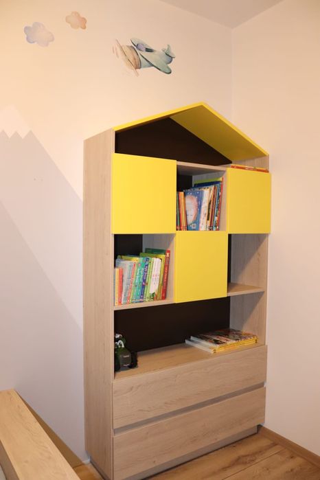 Regał dziecięcy domek żółty daszek jasne drewno szuflady