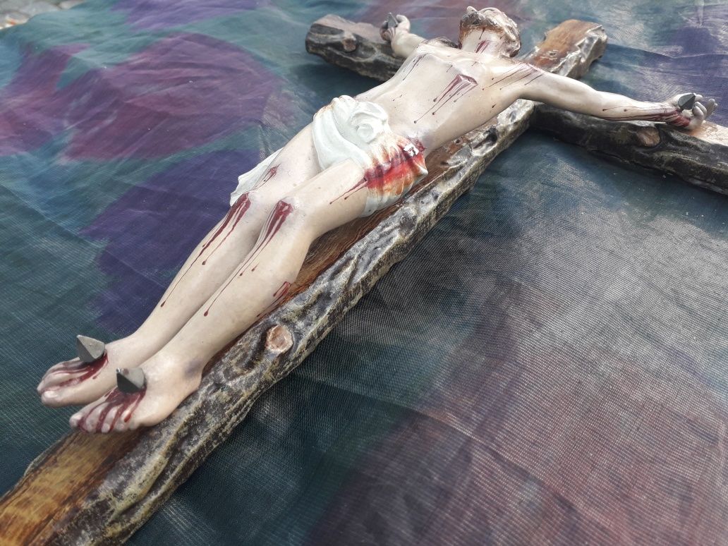 Cristo na cruz em chumbo pintado a mão e cruz em madeira antigo