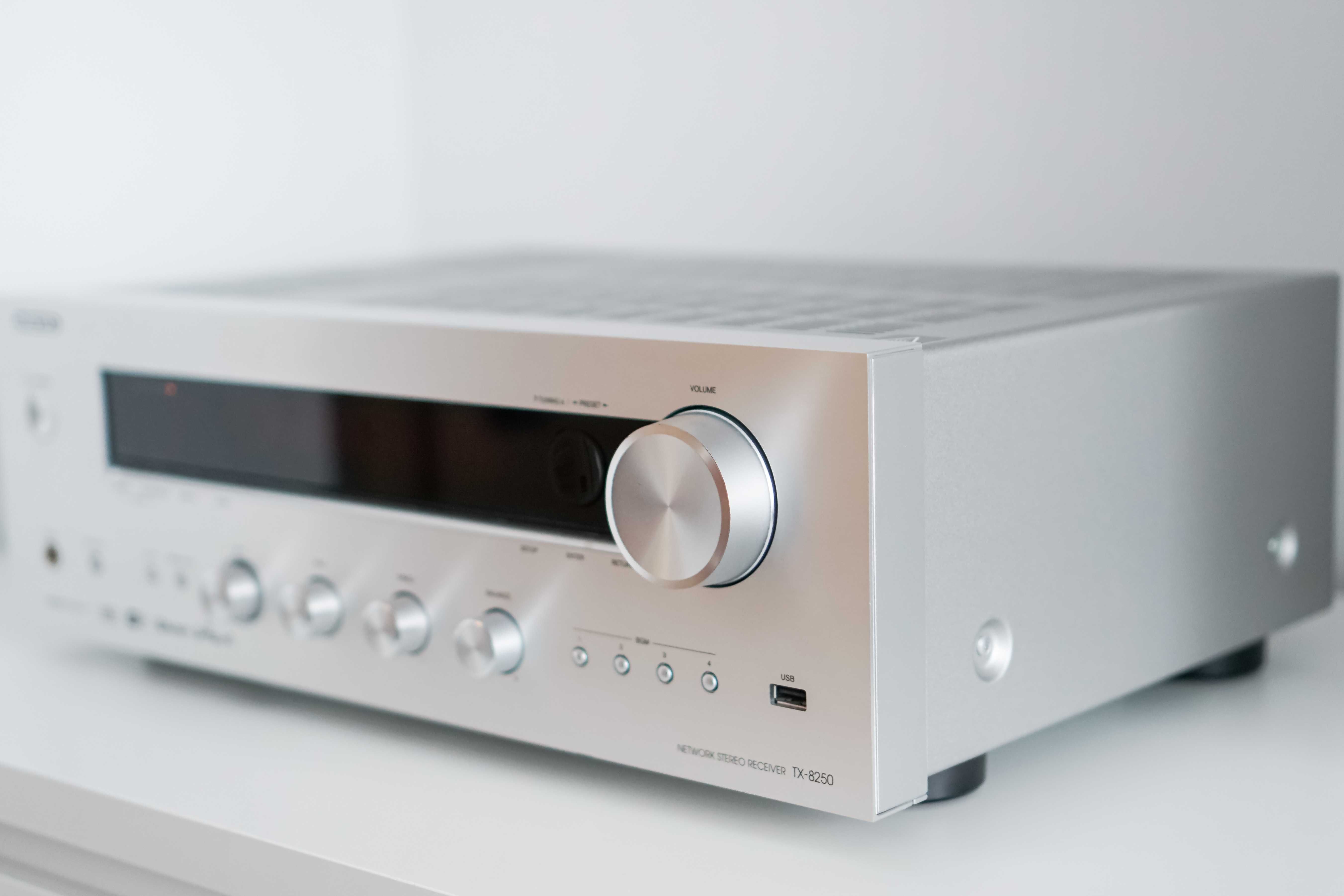 Amplituner ONKYO TX 8250