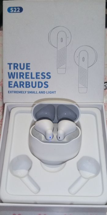 Наушники S22 с сенсорным управлением.