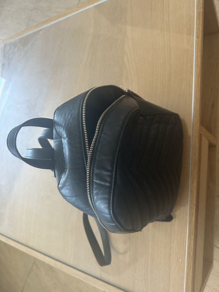 Mochila preta da MO