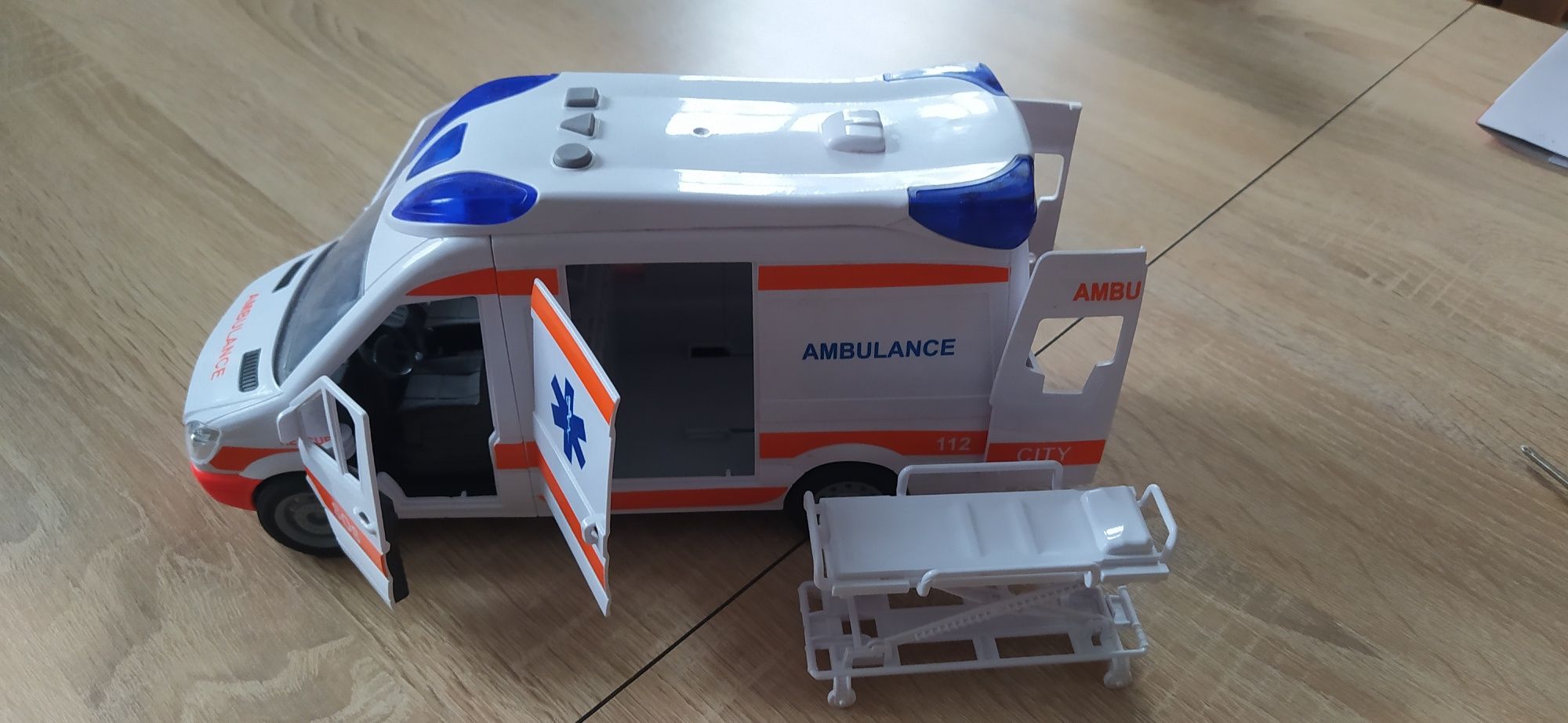 Autko pogotowie Ambulance ambulans dźwięki nosze